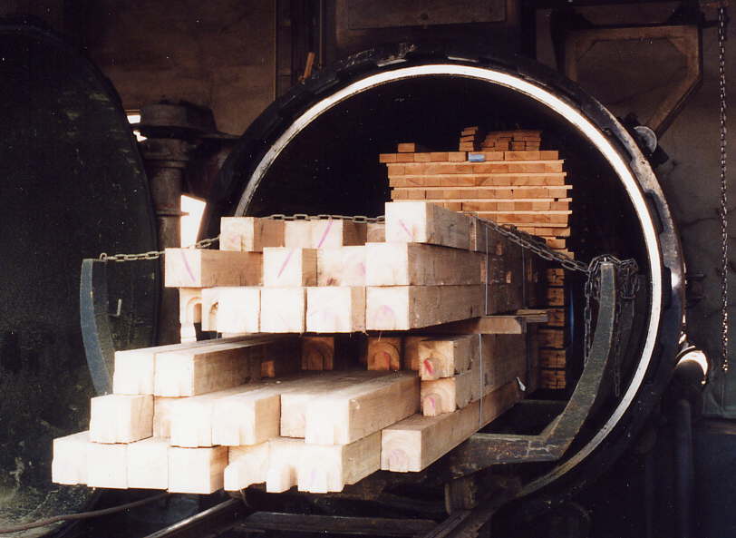 木材防腐処理とは？特に屋外使用には必須の加工！